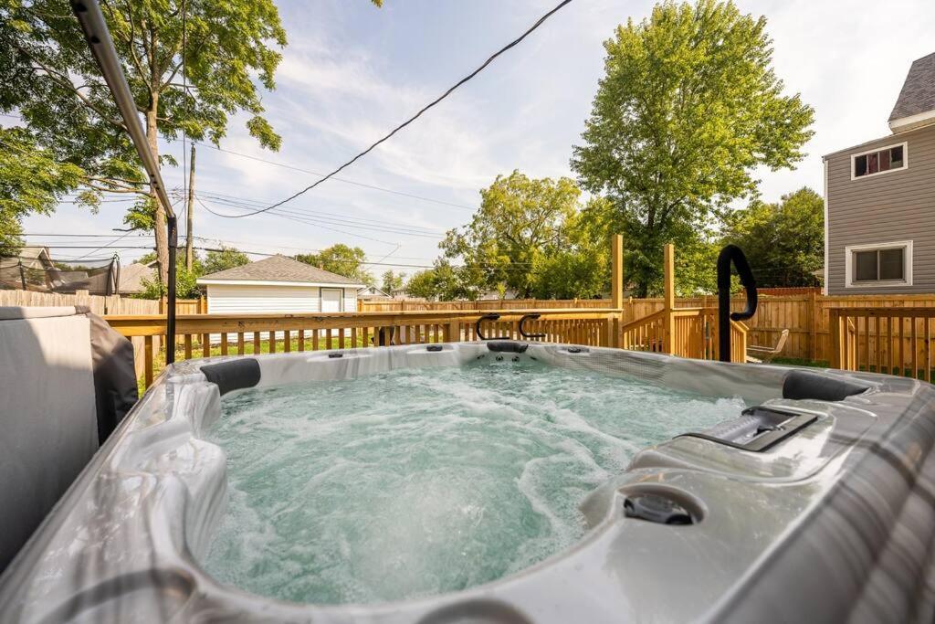 Fun For Everyone W Hot Tub Bbq Patio Villa Indianapolis Exterior photo